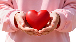 双手捧红心传递爱意图片