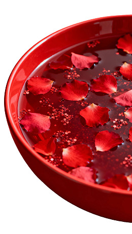 红色碗中漂浮玫瑰花瓣