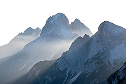 云雾缭绕的雪山峰峦图片