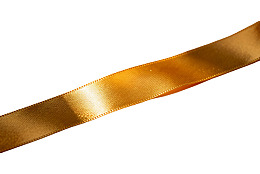 金色缎带斜置于白色背景