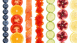 多种新鲜水果与食材排列展示