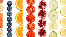 多种新鲜水果蔬菜切片排列展示