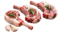 三块带香料的生羊排图片