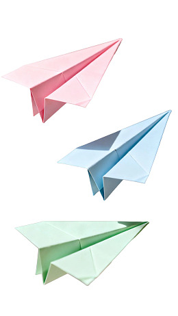 三架彩色折纸飞机悬浮于白底