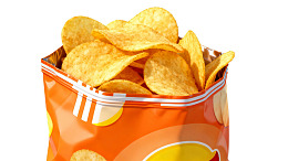 橙色包装薯片特写图片