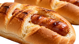 金黄面包夹烤香肠图片