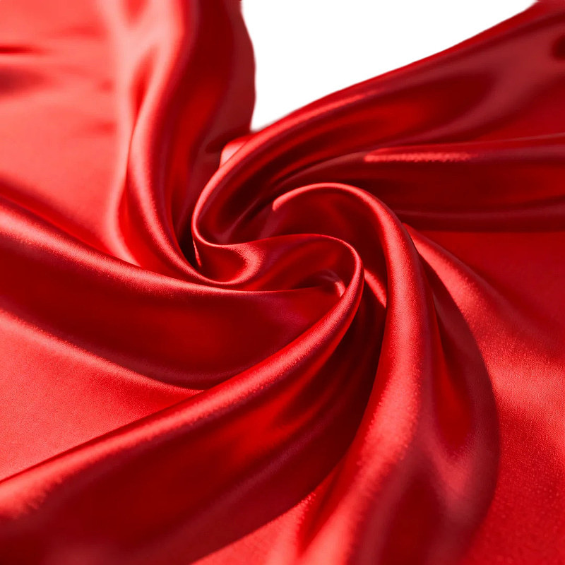 红色丝绸织物的优雅褶皱