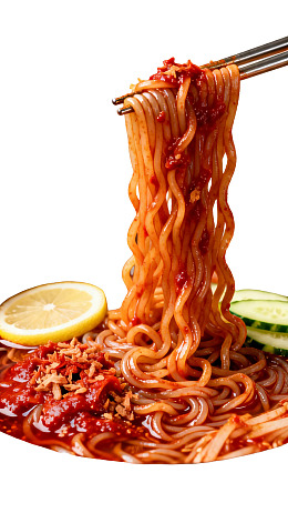 筷子夹起辣酱拌面图片