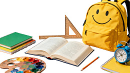 学习用品与笑脸背包的静物组合