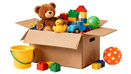 纸箱装满玩具熊和积木