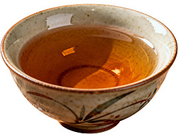 陶瓷碗盛装茶水光影交错