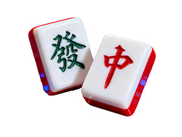 两张麻将牌特写展示图片