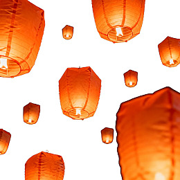 橙色纸灯笼空中飘浮图片