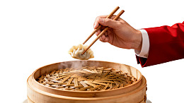 手握筷子夹蒸饺图片