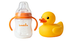 奶瓶旁的黄色小鸭玩具