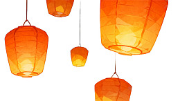 橙色纸灯笼悬挂空中图片