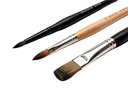 三支绘画刷具特写展示