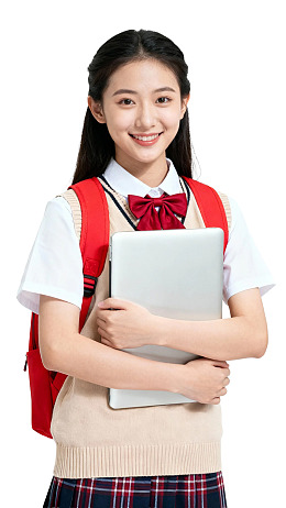 学生穿校服抱笔记本微笑