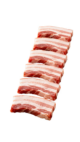 七片整齐排列的生五花肉