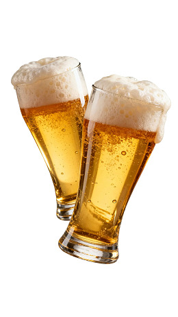 两杯金黄色啤酒泡沫丰富