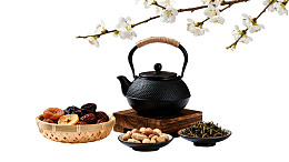 茶壶与干果坚果摆拍图片