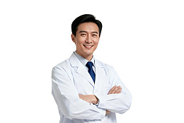 身穿白大褂的微笑医生