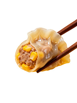 筷子夹起玉米肉馅饺子