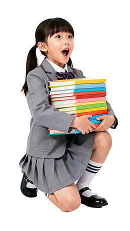 穿校服女孩抱书堆跪地