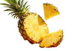 切开的菠萝展示新鲜果肉