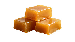 三块焦糖色方块糖果图片