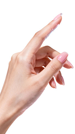 女性手部特写展示粉色美甲