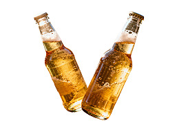 两瓶金黄色啤酒倾斜放置
