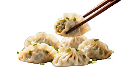 筷子夹起一只肉馅饺子