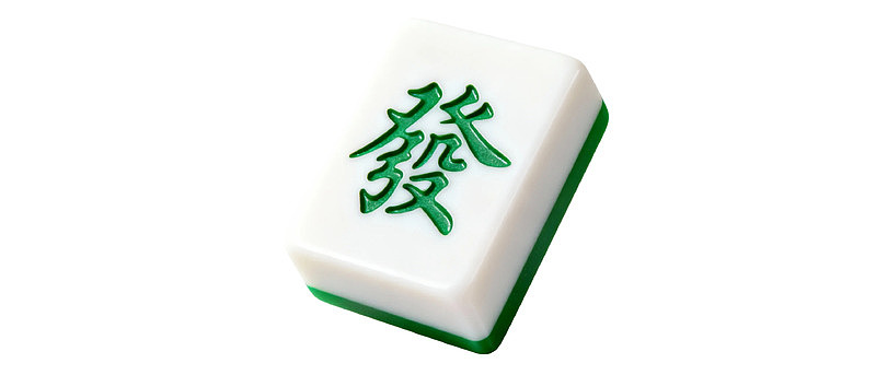 白色麻将牌绿色字‘發’特写