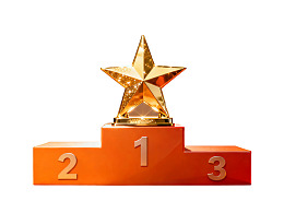 金色奖杯置于颁奖台图片