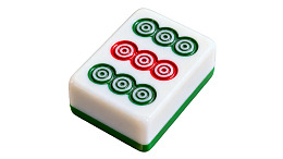 白色背景上的绿色红色麻将牌