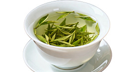 白瓷杯中泡着的绿茶图片