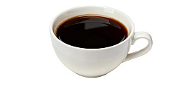 一杯盛满黑咖啡的白色瓷杯