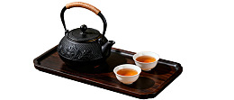 古铜茶壶配两杯茶置于托盘