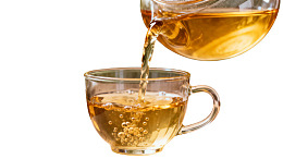 茶水倒入透明玻璃杯图片