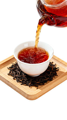 红茶倒入白瓷杯中图片