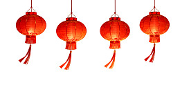 四盏红色灯笼悬挂于白色背景