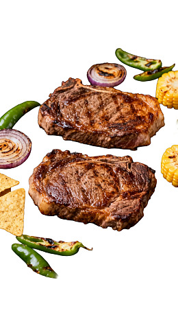两块烤牛排配蔬菜图片