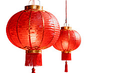 红色灯笼悬挂于白色背景