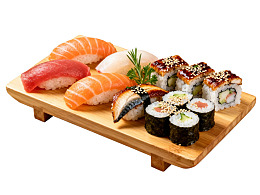 木盘盛放的寿司拼盘图片