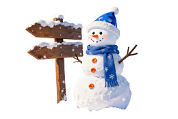 雪人与木制路标相伴图片