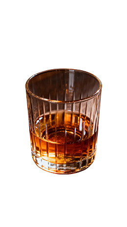 一杯琥珀色酒液的玻璃杯