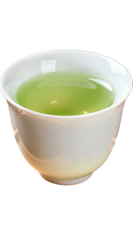 白瓷杯中盛绿茶水图片