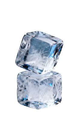 两块透明冰块堆叠在白色背景上