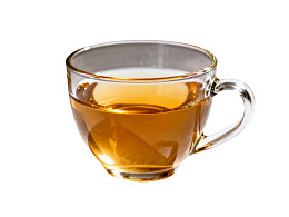 透明玻璃杯装琥珀色茶饮